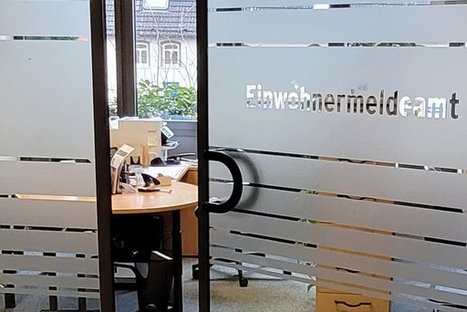 Eine Glastür mit der aufschrift Einwohnermeldeamt