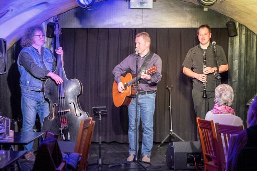 Auf dem Bild sind die drei Musiker von Shebeen Connection auf der Bühne in Garniers Keller zu sehen.