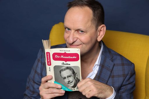 Auf dem Bild ist Jo van Nelsen mit einem Hesselbach-Buch in der Hand zu sehen.