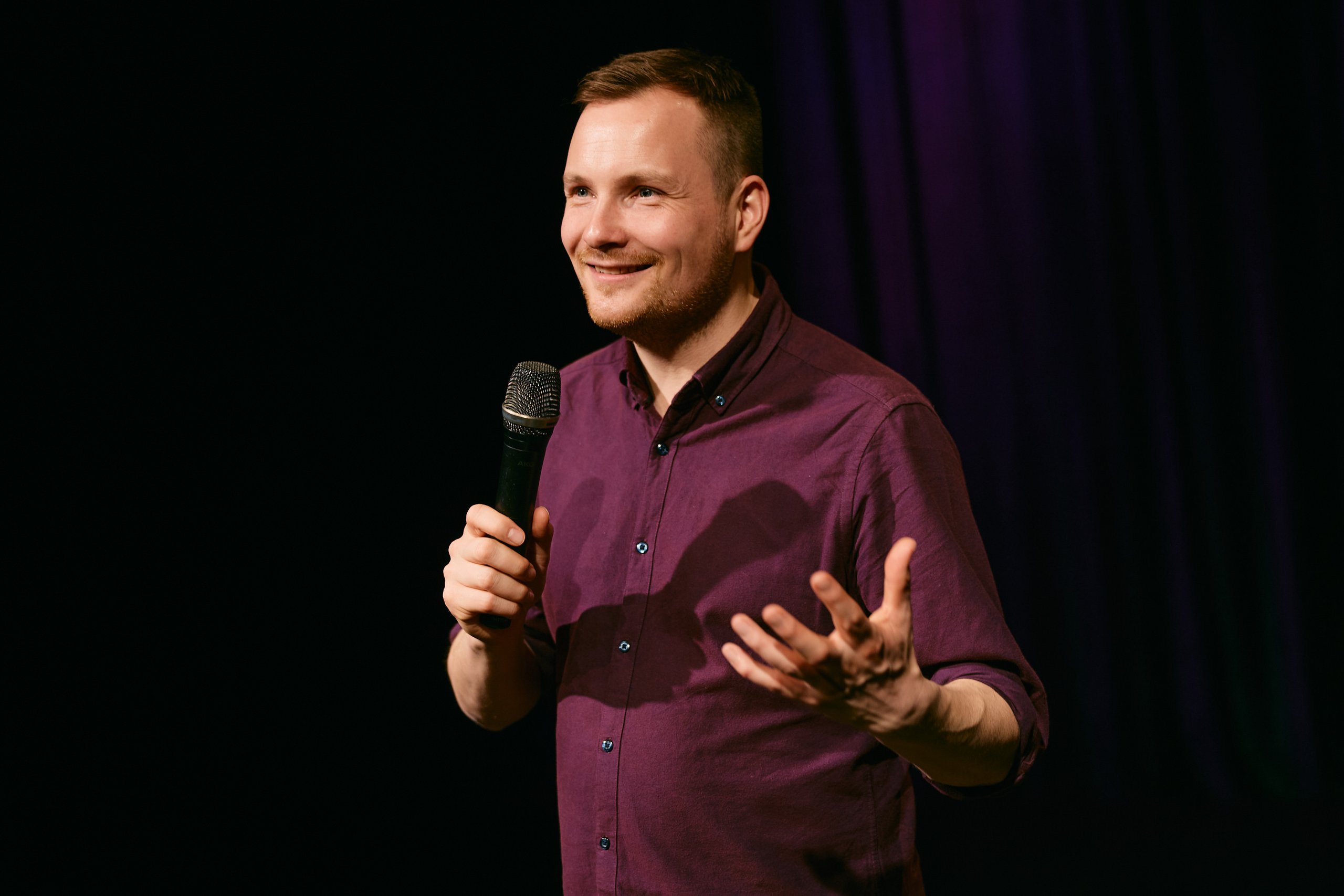 Auf dem Bild ist Jabob Schwerdtfeger mit Mikrofon in der Hand zu sehen.