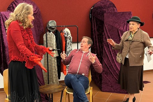 Auf dem Bild sind Schauspieler des Vereins Szenenwechsel e.V. bei der Probe zu sehen.