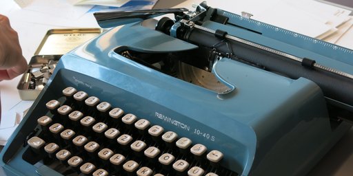 Auf dem Bild ist die Tastatur einer alten Schreibmaschine zu sehen.