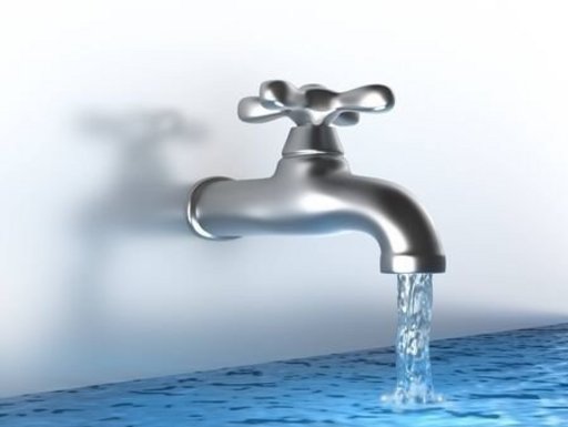 Auf dem Bild isz ein Wasserhahn zu sehen, aus dem Wasser in ein bereits gefülltes Becken läuft.