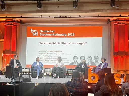 Podium mit vier Stadtspitzen kleiner und großer Städte zum Thema „Was braucht die Stadt von Morgen?“