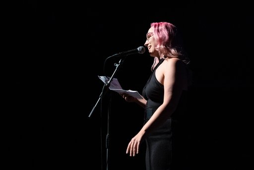 Friedrichsdorfer Poetry Slam Auf dem Bild ist Katharina Marosz am Mikro zu sehen.