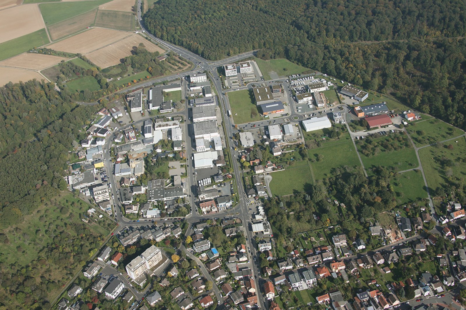 Luftbild des Gewerbegebiets Otto-Hahn-Straße in Friedrichsdorf