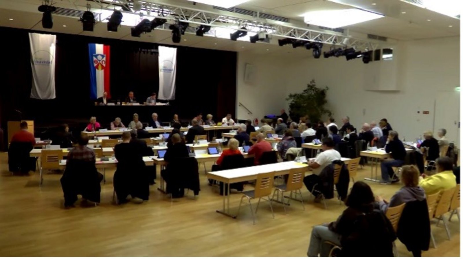 Das Bild zeigt eine Sitzung der Stadtverordnetenversammlung am 07.03.2024 im Forum Friedrichsdorf.