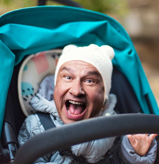 Auf dem Bild ist eine Fotomontage mit dem Gesicht von Lars Reichow auf einem Babykörper in einem Buggy zu sehen.