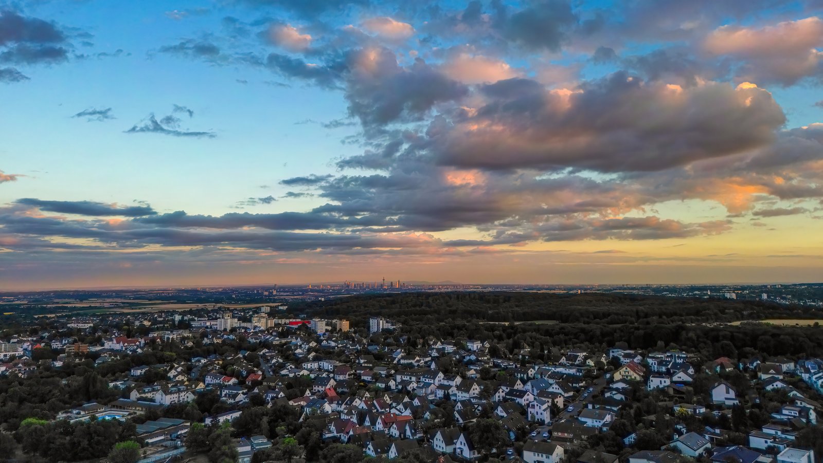 Auf der Darstellung ist Friedrichsdorf von oben zu sehen.