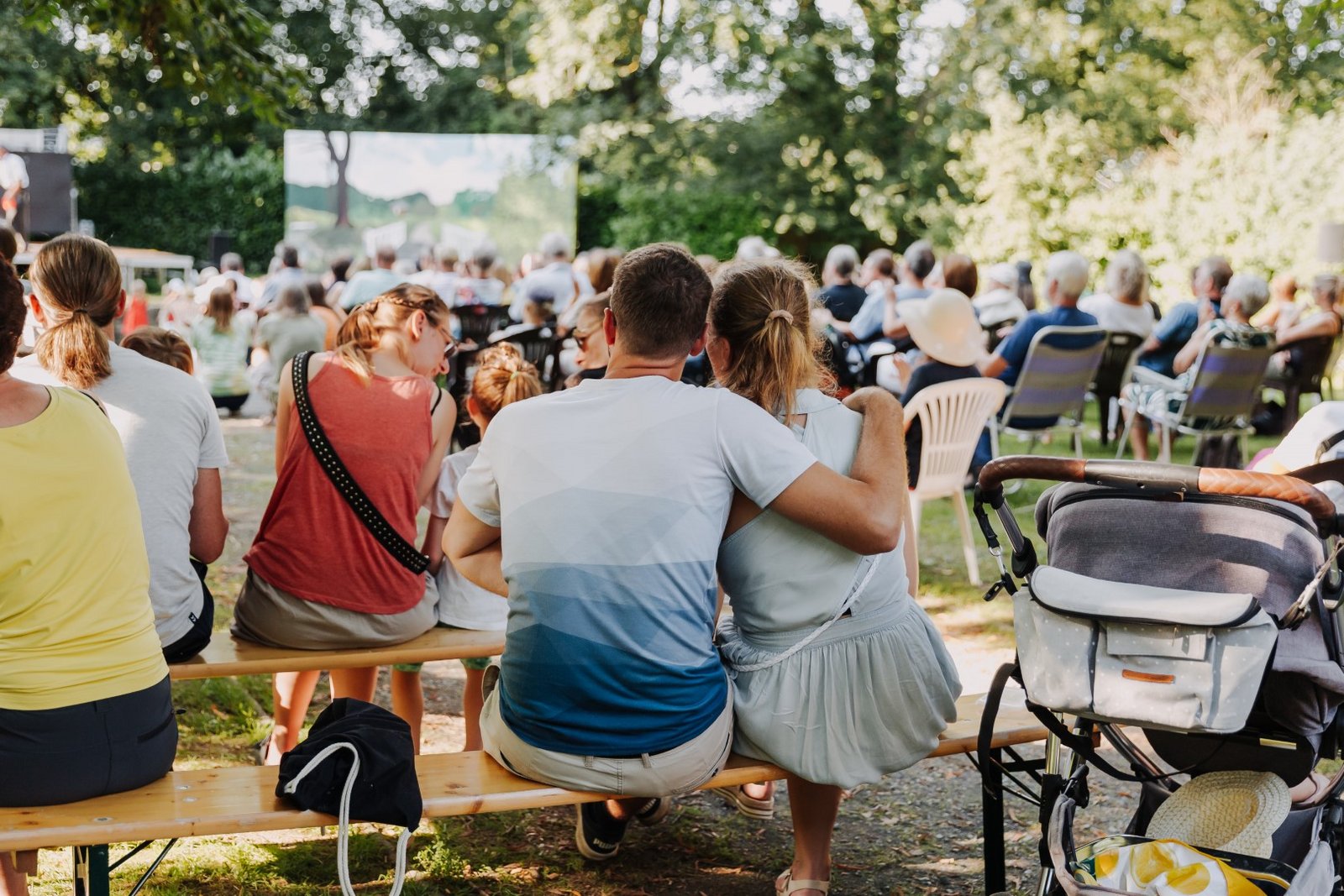 Menschen sitzen in der alten Burg in Burgholzhausen und feiern während der Sommerbrücke