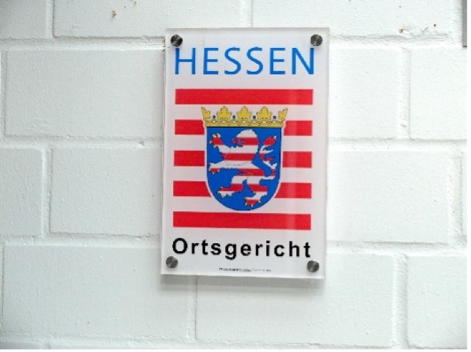 Das Bild zeigt das Schild des Ortsgerichtes in Hessen.