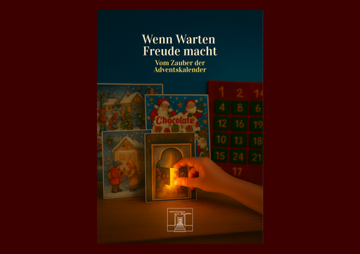 Eine Kinderhand öffnet ein Türchen eines klassischen Adventskalenders aus Karton. Dahinter leuchtet warmes Licht und eine kleine weihnachtliche Szene.