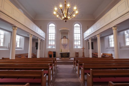 Auf dem Bild ist eine Innenansicht der Evangelischen Kirche Friedrichsdorf zu sehen.