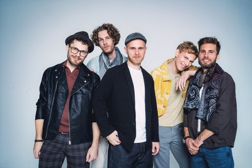 Auf dem Bild sind die fünf Sänger der a cappella-Gruppe anders zu sehen.