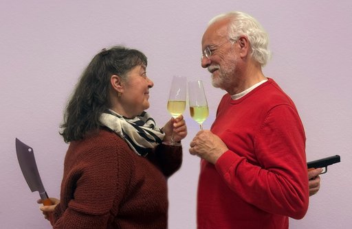 Theater Pur! Friedrichsdorf Auf dem Bild sind eine Frau und ein Mann zu sehen, die sich zuprosten.