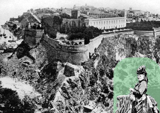 Historische Schwarz-Weiß-Aufnahme einer befestigten Stadt auf einer Anhöhe mit massiven Festungsmauern, einem Hafen links und einem großen hellen Gebäude im Zentrum. Rechts unten ist als farblich hervorgehobene Collage eine elegant gekleidete Frau des späten 19. Jahrhunderts auf einem Pferd eingefügt