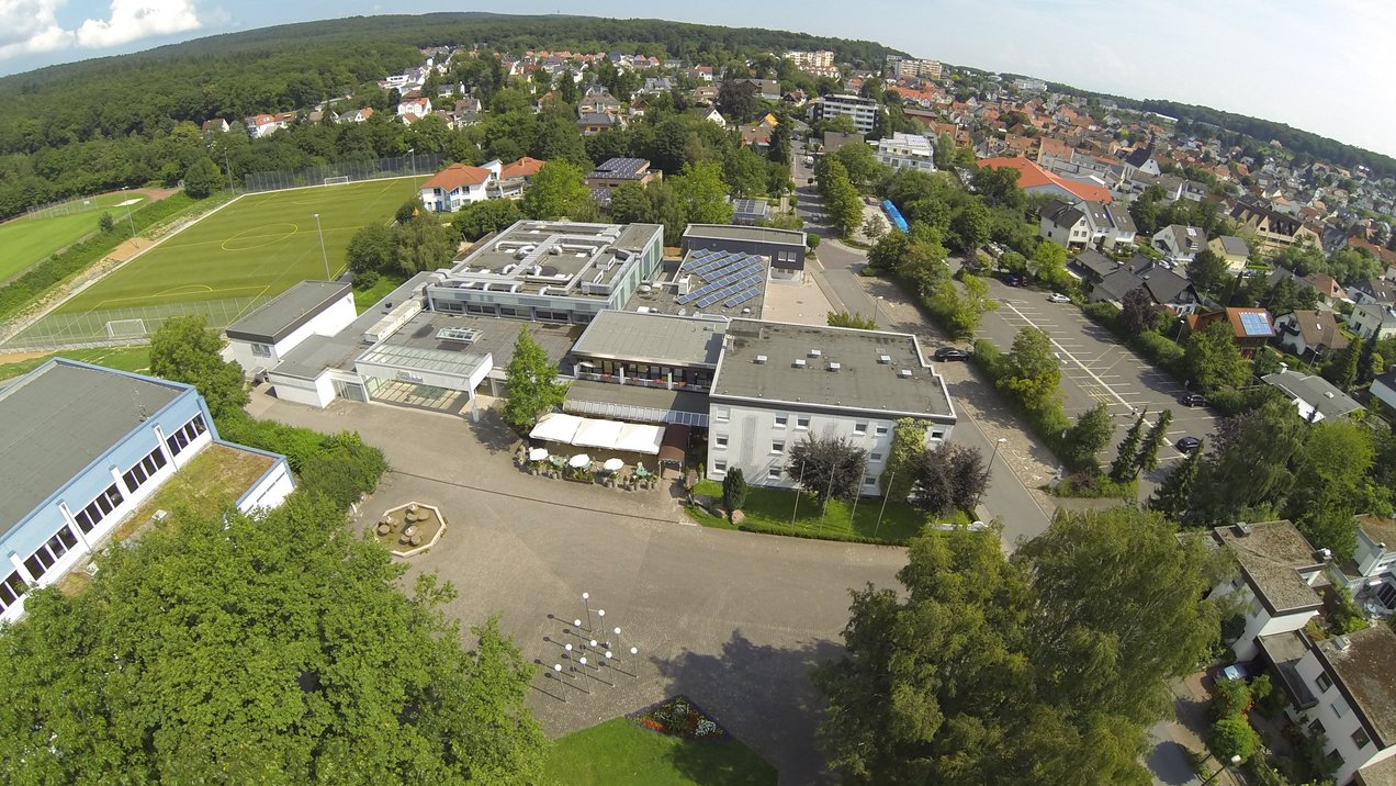 Auf der Darstellung ist eine Luftaufnahme des Forum Friedrichsdorfs mit zu sehen.