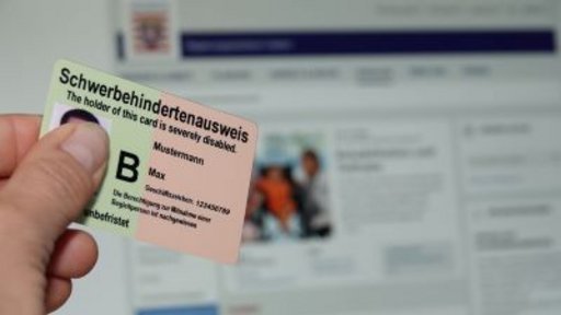 Schwerbehindertenausweis, gehalten