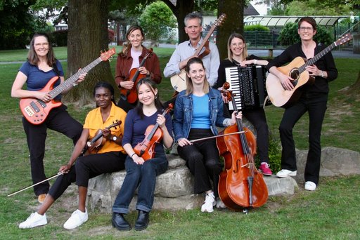1) Das Ensemble Driftwood bringt schottische Folkmusik auf die Bühne des Instituts Garniers – am Samstag um 15:45 Uhr