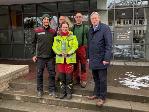 Das Foto zeigt den Amtsleiter für Liegenschaften und Forstwirtschaft Uwe Sames, Frau Kaya Reddig und den Revierförster Philipp Gerhardt sowie die beiden Forstwirte Marco Nebel und Christian Rosenberger bei der Verabschiedung vor dem Rathaus Friedrichsdorf.