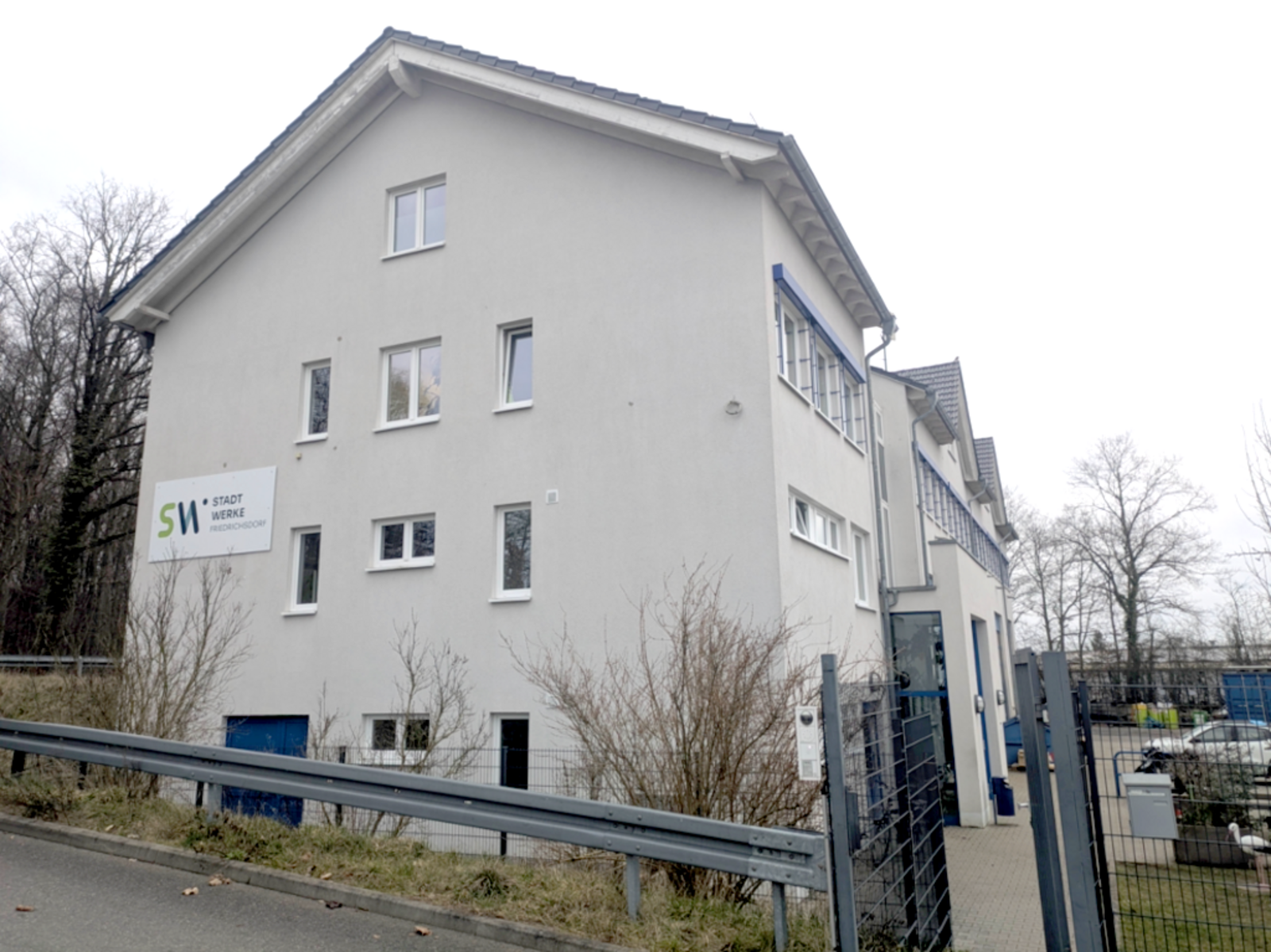 Das Betriebsgebäude der Stadtwerke Friedrichsdorf in der Seitenansicht, kommend aus Fahrtrichtung der Hugenottenstraße