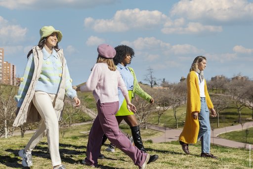 Beim Frauenspaziergang in der Natur tauschen Frauen sich aus und knüpfen neue Bekanntschaften.