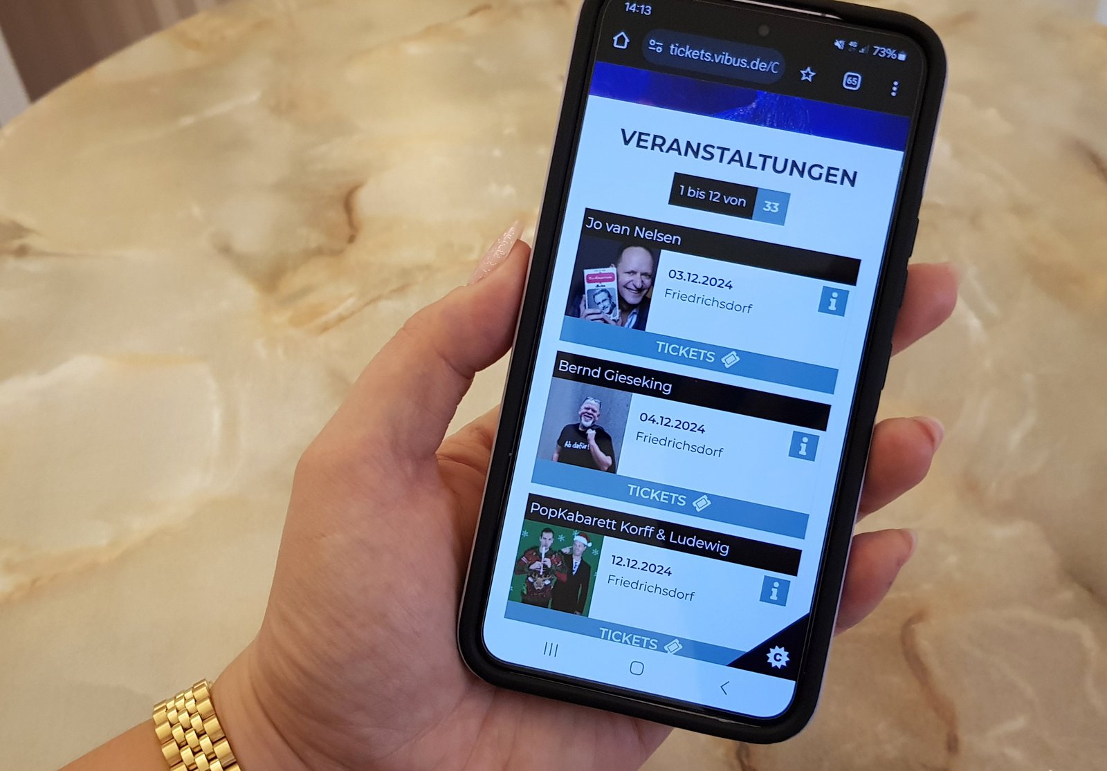 Auf der Darstellung ist der Online-Ticketshop für die Friedrichsdorfer Kulturzeit auf einem Handy zu sehen.