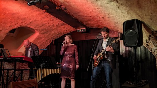 Auf dem Bild sind die drei Musiker von Trois à la fois auf der Bühne in Garniers Keller zu sehen..