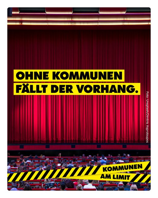 Plakat mit rotem Theater-Vorhang und der Aufschrift „Ohne Kommunen fällt der Vorhang“ Unten steht“ Kommunen am Limit“ auf gelb-schwarzem Warnband.