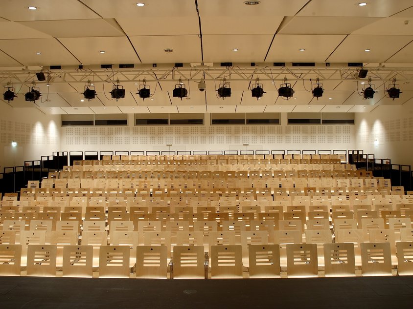 Der große Saal mit Tribüne und Reihenbestuhlung