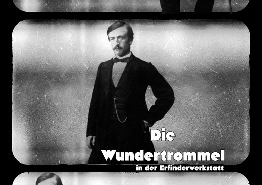 Ein historisches Schwarz-Weiß-Foto zeigt einen Mann in eleganter Kleidung. Er trägt einen dunklen Anzug mit Weste, Fliege und einer Uhrkette. Das Foto wirkt leicht körnig und hat einen nostalgischen Charakter, als wäre es aus einer alten Filmrolle. Über dem Foto steht in weißer Schrift ‚Die Wundertrommel‘ und darunter ‚in der Erfinderwerkstatt‘.