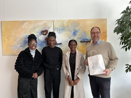 Bürgermeister Lars Keitel begrüßt die neuen Fachkräfte aus Namibia