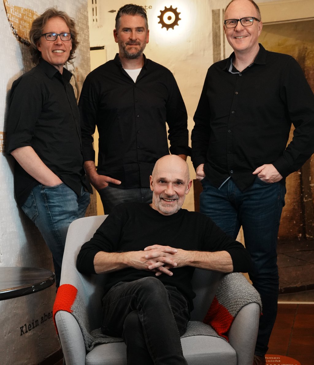 Auf dem Bild sind die drei Musiker von MiTabo sowie im Sessel sitzend Stephan Kilanowski zu sehen..