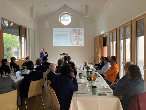 Unternehmerinnen und Unternehmer verfolgen einen Vortrag bei dem Friedrichsdorfer Unternehmerabend mit Präsentation und anschließendem Austausch.
