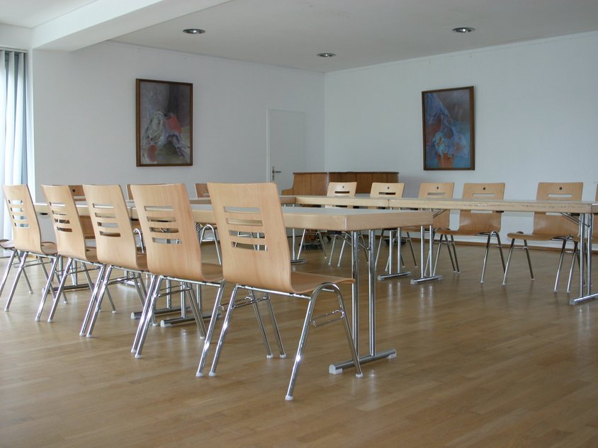 Der Musikraum mit Tischen und Stühlen