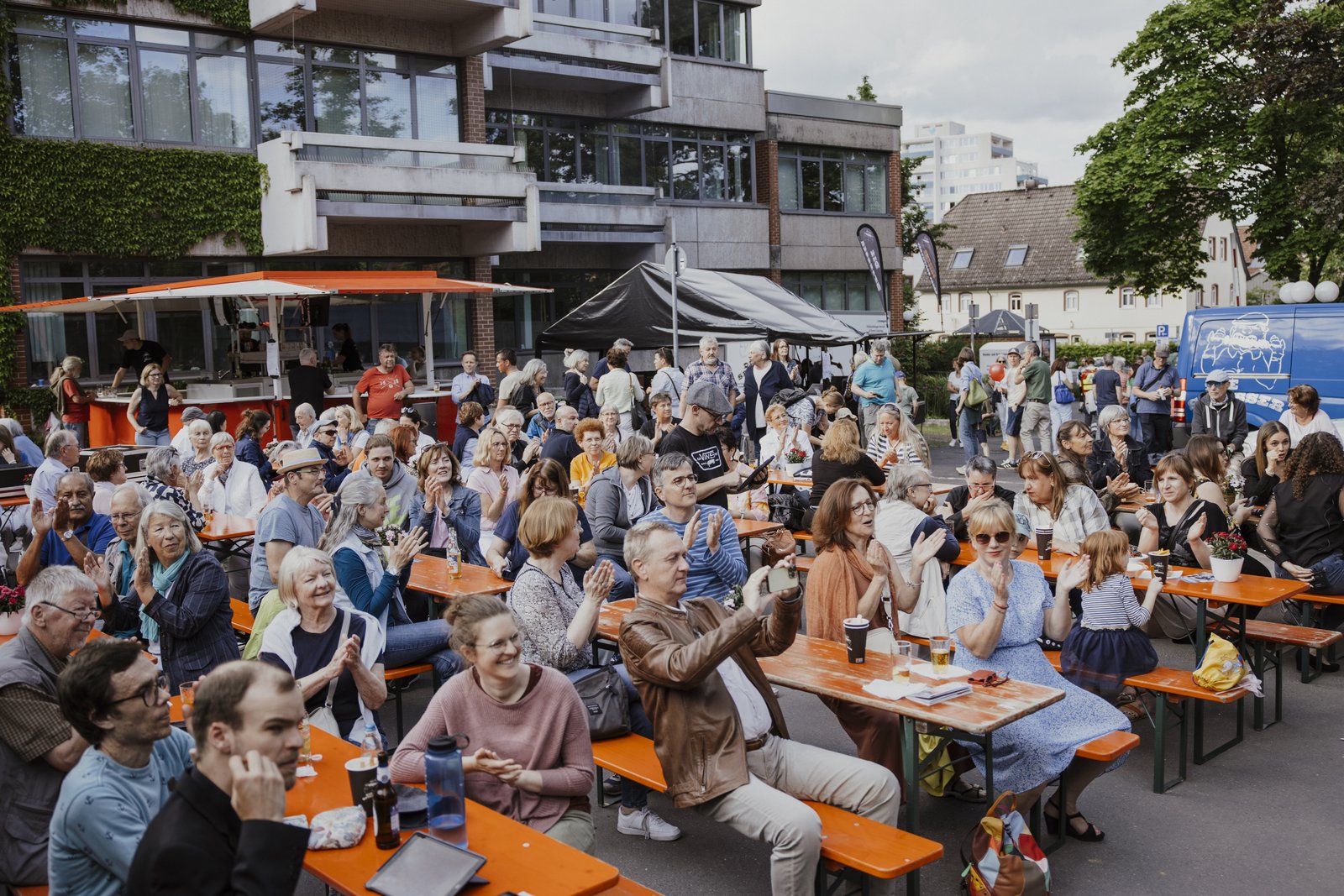 Das Bild zeigt viele Menschen bei einem Konzert während der Kunsttage 2024.