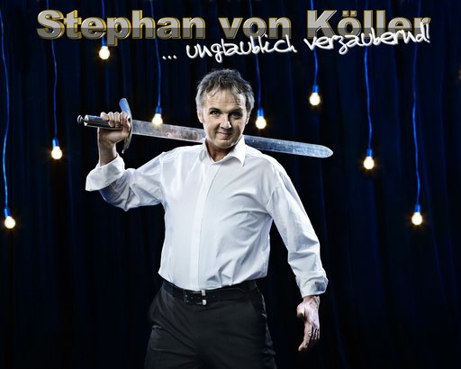 Auf dem Bild ist Stephan von Köller zu sehen, der ein Schwert über der Schulter hält.
