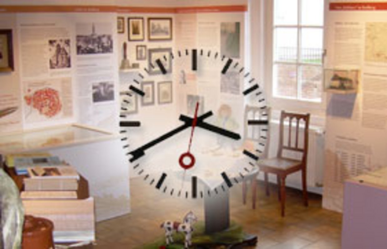 Öffnungszeiten Das Bild zeigt eine Uhr vor der Ausstellung und soll eine Grafik zum Thema Öffnungszeiten darstellen.