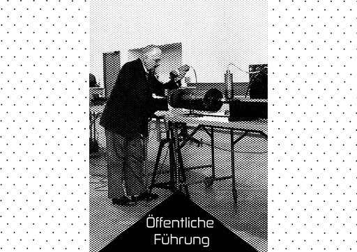 Das Bild zeigt eine Person in einem Innenraum, dargestellt in starkem Schwarz-weiß-Kontrast mit Punkt-Rastereffekt. Die Person steht seitlich an einem Tisch und hält ein Mikrofon in der Hand, als würde sie eine Führung oder einen Vortrag halten. Auf dem Tisch liegt ein länglicher, dunkler Gegenstand. Weitere Tische und Stühle sind im Hintergrund erkennbar. Am unteren Bildrand befindet sich ein schwarzes Dreieck mit der weißen Aufschrift „Öffentliche Führung“.