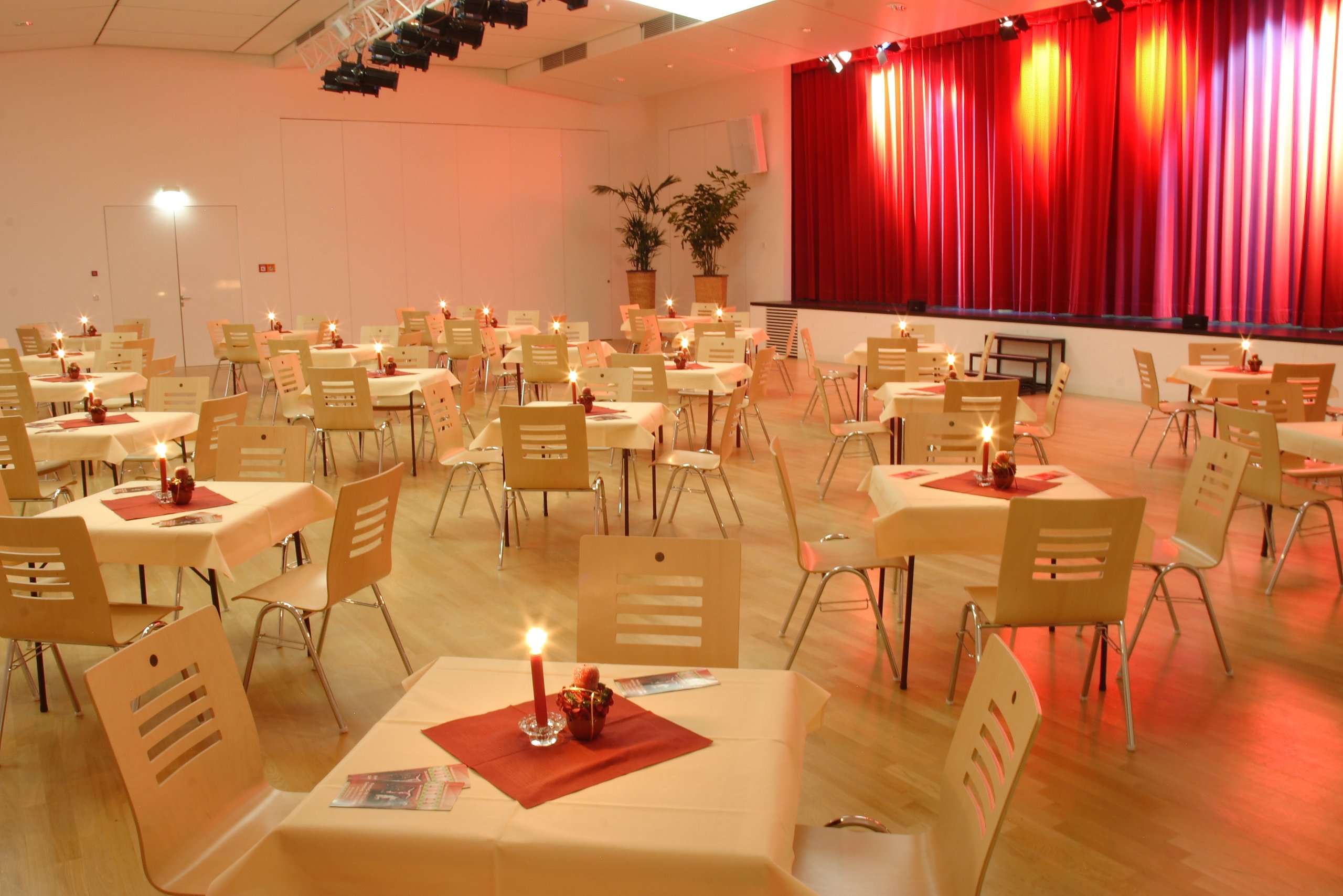 Der große Saal des Forums mit Bühne