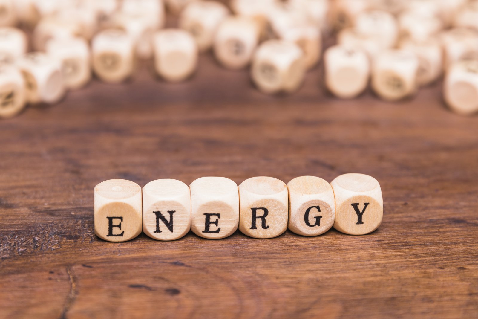 Das Bild zeigt Würfel mit Buchstaben, die das Wort „Energy“ bilden.