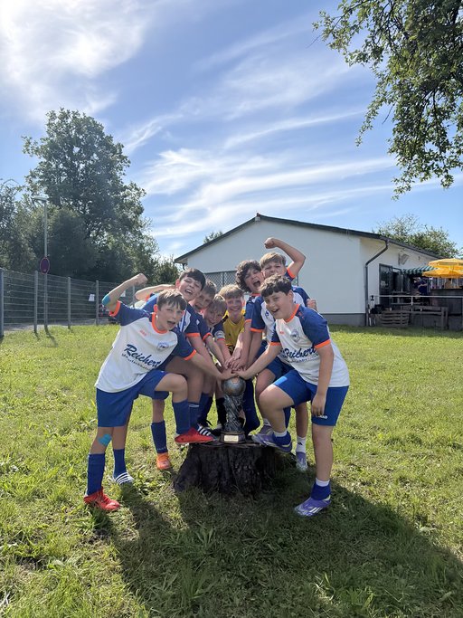 Fußballmannschaft des FSV jubeln rund um den Pokal der Friedrichsdorfer Stadtmeisterschaft