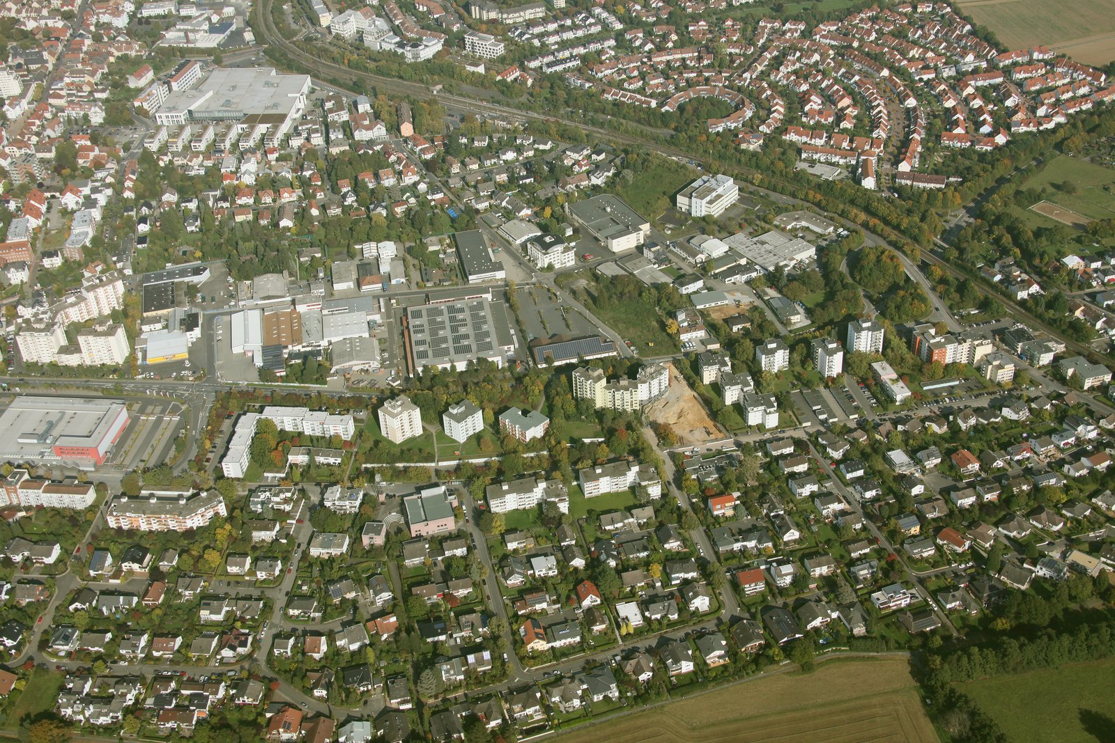 Das Luftbild zeigt die Stadtstruktur eines Ausschnitts von Seulberg und der Innenstadt Friedrichsdorfs mit u. a. Häusern, Freiflächen und Infrastruktur.