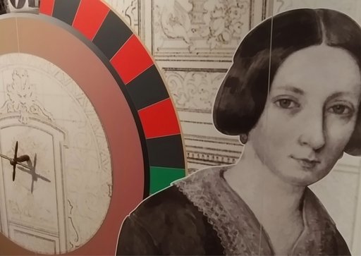 Machen Sie Ihr Spiel! Der Ausschnitt der Ausstellungstafel zeit die junge Madame Blanc sowie einen imaginären Roulettekessel, an dem Besucher Szenen aus dem luxuriösen Leben der reichsten Frau der Welt sehen können.
