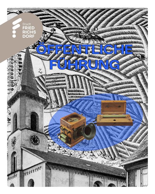 Schwarz-weißes Hintergrundbild einer historischen Landkarte mit hügeliger Landschaft, Feldern, Wegen und kleinen Dörfern. Im Vordergrund ragt der Turm einer Kirche mit Uhr und spitzem Dach zentral ins Bild. Links oben steht in großer blauer Schrift der Titel „Öffentliche Führung“. Unten links sind zwei historische Geräte, darunter eine frühe Kamera und ein weiteres Holzinstrument, blau hervorgehoben dargestellt.