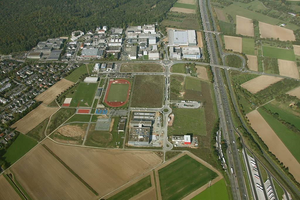 Auf dem Luftbild sind verfügbare Gewerbeflächen, landwirtschaftliche Flächen, eine Bundesautobahn sowie ein Gewerbegebiet zu sehen.